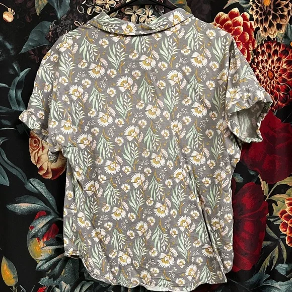 Universal thread floral printed short sleeve button up. - Picture 3 of 5